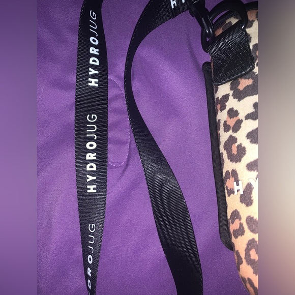 HydroJug leopard carrying sleeve. - Picture 4 of 5